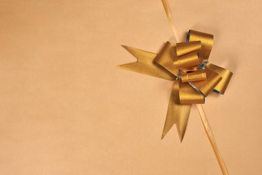 Altın kurdeleli, şenlikli bir arka plan. Metnin için boşluk kopyala