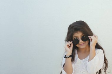 Açık havada güzel bir genç kızın portresi. Küçük bir kız yaz tatillerinde eğleniyor. Yüz ifadesi, mutlu hissetmek, eğlenceli, neşeli ve neşeli gençlik. Mutlu çocukluk