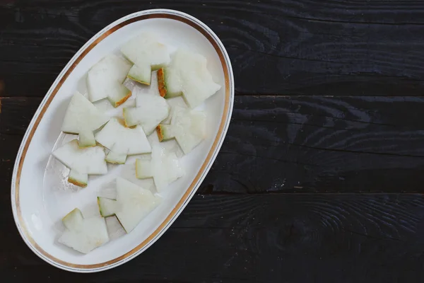 Potongan Melon Musim Panas Organik Manis Pada Latar Belakang Kayu — Stok Foto