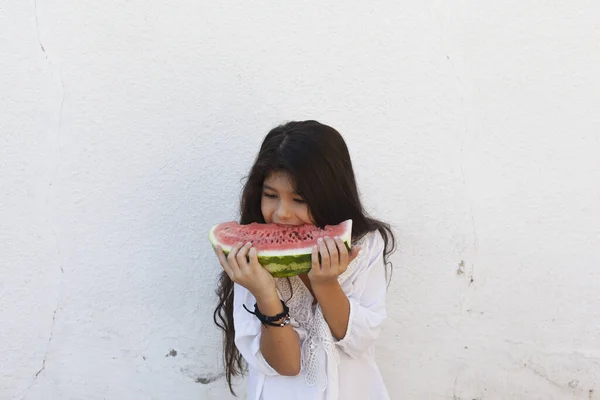 Retrato Uma Linda Menina Adolescente Comendo Melancia Livre Uma Menina — Fotografia de Stock