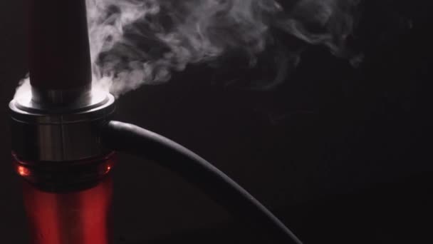 Γκρο Πλαν Άποψη Του Hookah Shisha Φύσημα Καπνού Στο Μπαρ — Αρχείο Βίντεο