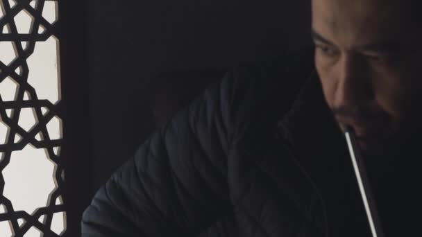 Jeune Homme Moyen Orient Fumant Narguilé Bar Mâle Qui Souffle — Video