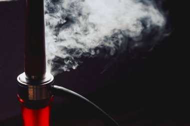 Yakın plan nargile görüntüsü nargile barında duman üflüyor.