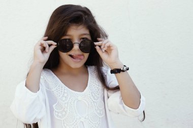 Açık havada güzel bir genç kızın portresi. Küçük bir kız yaz tatillerinde eğleniyor. Yüz ifadesi, mutlu hissetmek, eğlenceli, neşeli ve neşeli gençlik. Mutlu çocukluk