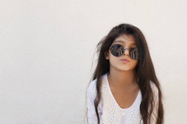 Açık havada güzel bir genç kızın portresi. Küçük bir kız yaz tatillerinde eğleniyor. Yüz ifadesi, mutlu hissetmek, eğlenceli, neşeli ve neşeli gençlik. Mutlu çocukluk