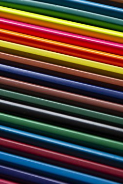 Karanlık arka planda okul malzemeleri. Okul geçmişine dönelim. Not defteri ve renkli kalemler yığını. Uzaklık eğitimi, karantina eğitimi, ev kavramlarından öğrenme ve öğrenme