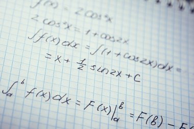 Ev okulunda. Matematik konsepti. Matematik formüllerini not et. Koronavirüs salgını sırasında karantinada matematik çalış. Matematiksel hesaplama. Matematik problemleri. Aritmetik formül. Dünya Matematik Günü