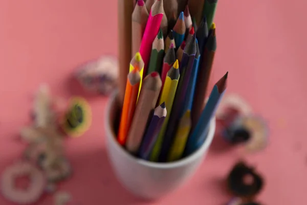 Etrafında Renkli Kalemler Traşlar Var Pembe Pastel Kağıt Arka Planda — Stok fotoğraf