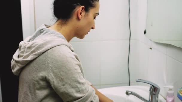若い混合レースの女性は早朝に彼女の顔を洗う バスルームでの朝のクレンジング手順 — ストック動画