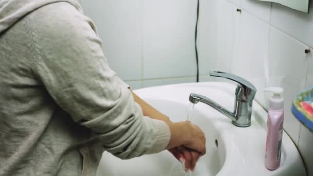 Ung Blandras Som Tvättar Ansiktet Tidigt Morgonen Morgonstädning Badrummet — Stockvideo
