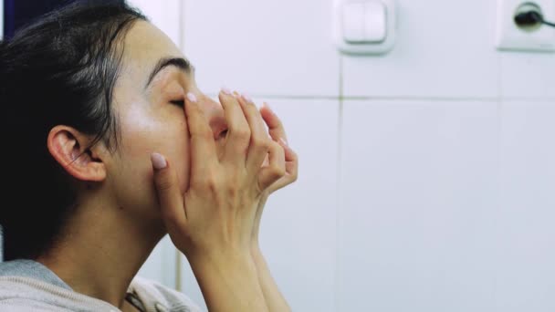 화장실에서 화장용 마스크를 착용하는 여성은 얼굴에 영양마스크 크림을 바르기도 얼굴에 — 비디오