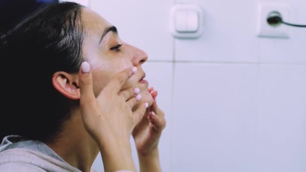 Femme Appliquant Masque Cosmétique Facial Dans Salle Bain Mixte Race — Video