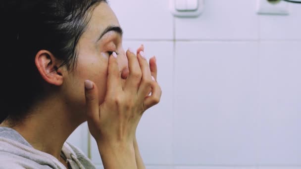 女人们在浴室使用面部化妆品面具 混血女性在面部涂上白色滋养面罩或乳霜 把面具戴在脸上Skincare Cleansing Spa Relax Concept — 图库视频影像