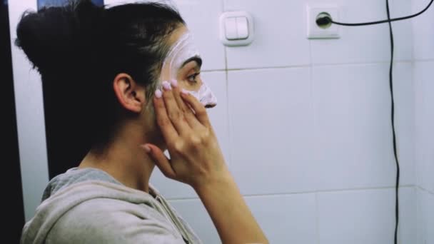 Mulher Aplicando Máscara Cosmética Facial Banheiro Mulher Raça Mista Aplicar — Vídeo de Stock