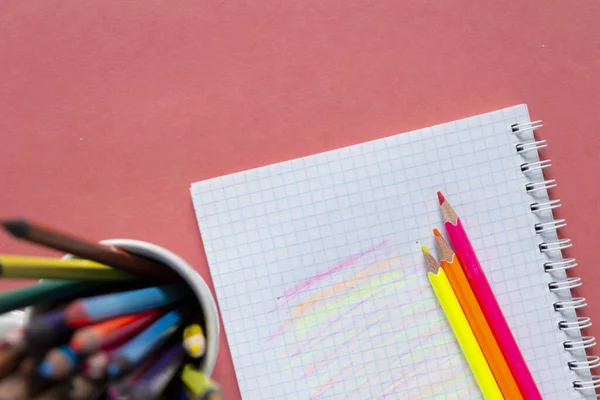 Okul Malzemeleri Okul Geçmişine Geri Dönelim Defteri Renkli Kalemler Var — Stok fotoğraf