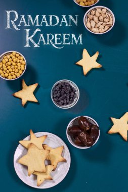 Ramazan Kareem, geleneksel orta doğu egzotik kuru hurma meyveleri, kuru üzümler, kurabiyeler ve fındıklı. Kutsal Ramazan ayı büyüsü