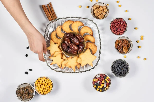 전통적 라마단 식사가 테이블에 있습니다 전통적으로 점심에 쿠키와 과일을 곁들인 — 스톡 사진