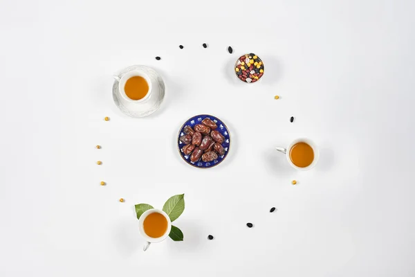 Fundal Minimalist Ramadan Cani Ceai Verde Dulce Fructe Data Stafide — Fotografie, imagine de stoc
