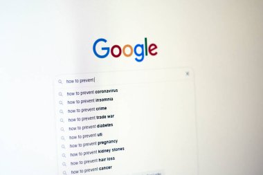 Taşkent, Özbekistan - 15 Nisan 2020: Coronavirüs enfeksiyonunun nasıl önleneceğine dair Google 'da bilgi aranıyor. İnternette tıbbi makaleler okunuyor