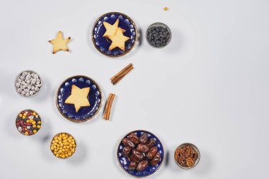 Saf beyaz masada geleneksel Ramazan yemeği. Geleneksel Orta Doğu yemeği, kurabiyeler ve kuru hurma meyveleri. Ramazan iftar yemeği - Müslümanların Ramazan 'da gün batımından sonra yediği yemek