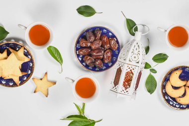 Saf beyaz masada geleneksel Ramazan yemeği. Geleneksel Orta Doğu yemeği, kurabiye ve şekerli. Ramazan iftar yemeği - Müslümanların Ramazan 'da günbatımından sonra yediği yemek. Üst görünüm