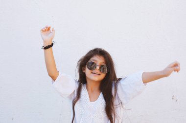 Açık havada güzel bir genç kızın portresi. Küçük bir kız yaz tatillerinde eğleniyor. Yüz ifadesi, mutlu hissetmek, eğlenceli, neşeli ve neşeli gençlik. Mutlu çocukluk