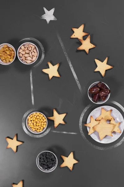 Ramadan Kareem Hintergrund Mit Traditionellen Mittelöstlichen Exotischen Dattelfrüchten Rosinen Keksen — kostenloses Stockfoto