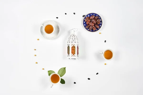 Fundal Minimalist Ramadan Cani Ceai Verde Dulce Fructe Data Stafide — Fotografie, imagine de stoc