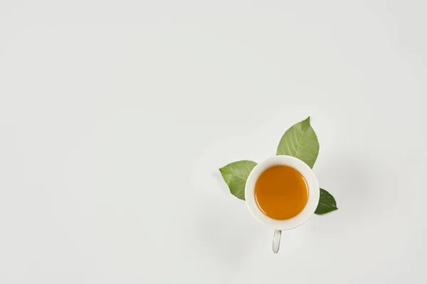 Egy Csésze Édes Zöld Tea Levelek Tiszta Fehér Háttér — Stock Fotó