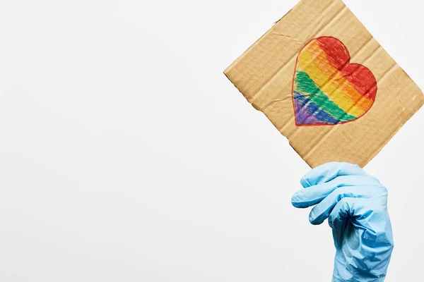 ハート型の虹の旗を持つ手作りのプラカードを保持するLgbtqフレンドリーな医療システム労働者 コロナウイルスと正面から戦うLgbtqの医者 — ストック写真