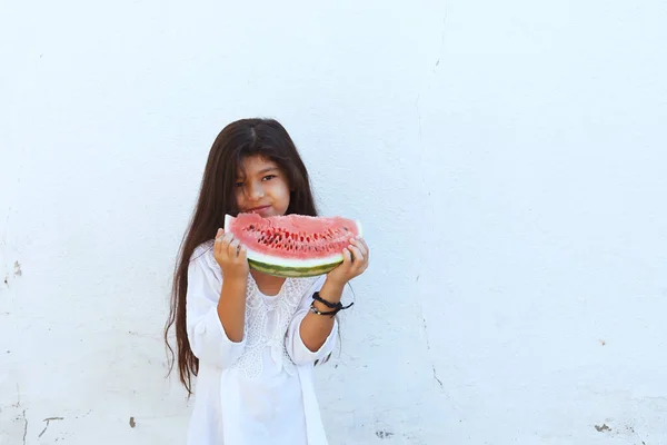 Retrato Uma Linda Menina Adolescente Comendo Melancia Livre Uma Menina — Fotografia de Stock