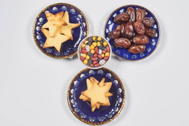 Saf beyaz masada geleneksel Ramazan yemeği. Geleneksel Orta Doğu yemeği, kurabiyeler ve kuru hurma meyveleri. Ramazan iftar yemeği - Müslümanların Ramazan 'da gün batımından sonra yediği yemek