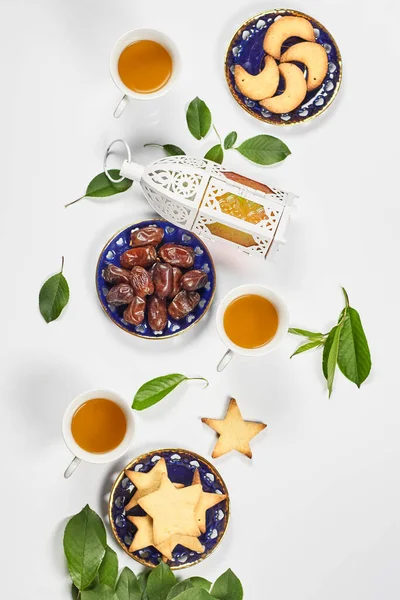 Makan Malam Tradisional Ramadan Atas Meja Putih Murni Makan Siang — Stok Foto