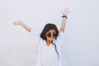 Açık havada güzel bir genç kızın portresi. Küçük bir kız yaz tatillerinde eğleniyor. Yüz ifadesi, mutlu hissetmek, eğlenceli, neşeli ve neşeli gençlik. Mutlu çocukluk