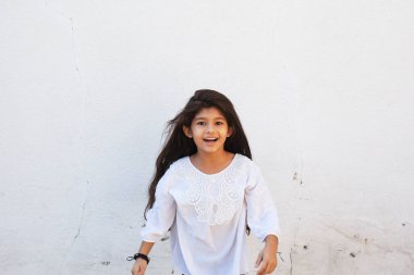 Açık havada güzel bir genç kızın portresi. Küçük bir kız yaz tatillerinde eğleniyor. Yüz ifadesi, mutlu hissetmek, eğlenceli, neşeli ve neşeli gençlik. Mutlu çocukluk