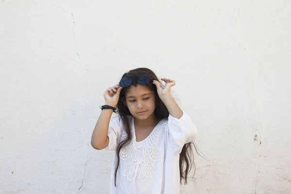 Portret Pięknej Nastolatki Świeżym Powietrzu Mała Dziewczynka Bawiąca Się Podczas — Zdjęcie stockowe