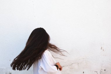 Açık havada güzel bir genç kızın portresi. Küçük bir kız yaz tatillerinde eğleniyor. Yüz ifadesi, mutlu hissetmek, eğlenceli, neşeli ve neşeli gençlik. Mutlu çocukluk