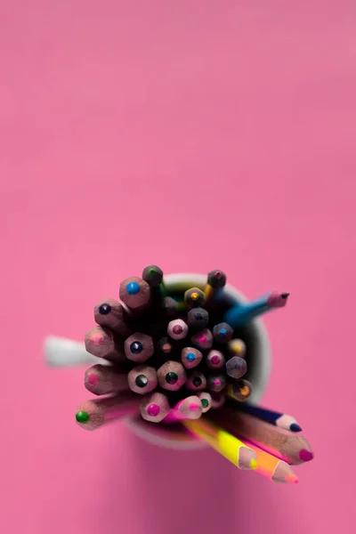 Pembe Kağıt Arka Planda Renkli Kalemler Yığını Uzayı Kopyala Okula — Stok fotoğraf