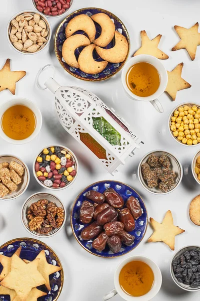 Makan Malam Tradisional Ramadan Atas Meja Putih Murni Makan Siang — Stok Foto