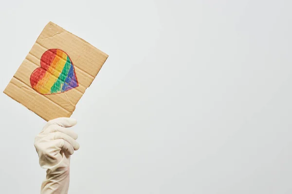 ハート型の虹の旗を持つ手作りのプラカードを保持するLgbtqフレンドリーな医療システム労働者 コロナウイルスと正面から戦うLgbtqの医者 — ストック写真