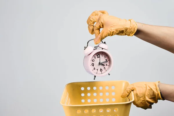 Está Hora Lixo Mão Jogando Despertador Para Lixo Bin Problemas — Fotografia de Stock