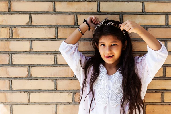 Retrato Uma Bela Menina Adolescente Livre Uma Menina Divertindo Durante — Fotografia de Stock