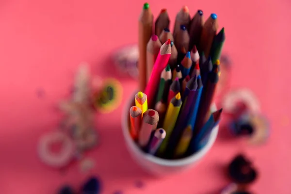 Etrafında Renkli Kalemler Traşlar Var Pembe Pastel Kağıt Arka Planda — Stok fotoğraf