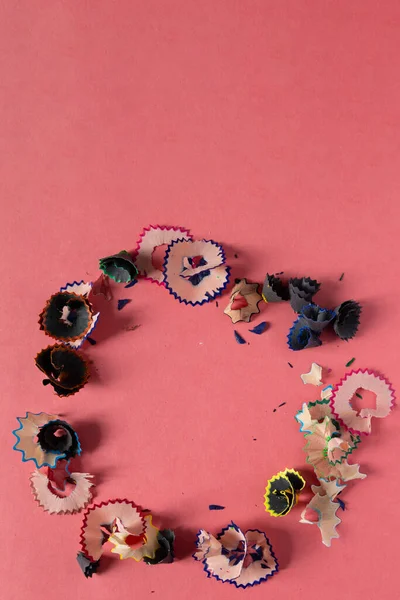 Kreisform Mit Buntstiftspänen Holzspäne Auf Rosa Pastellpapier Hintergrund Ansicht Von — Stockfoto