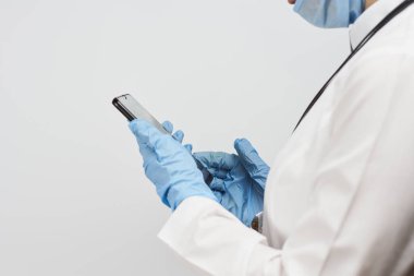 Mola sırasında cep telefonu kullanan kadın doktor. İnternet taranıyor, haber, e-posta ve sohbet mesajları kontrol ediliyor