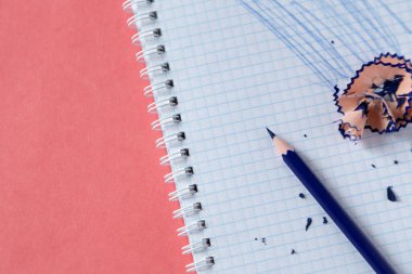 Okul malzemeleri. Okul geçmişine geri dönelim. Not defteri ve renkli kalemler var. Uzaklık eğitimi, karantina eğitimi, ev kavramlarından öğrenme ve öğrenme