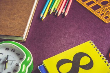 Okul malzemeleri. Okul geçmişine geri dönelim. Ev okulunda. Uzaklık eğitimi, karantina eğitimi, ev kavramlarından öğrenme ve öğrenme