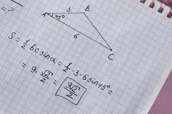 스쿨링 수학적 개념입니다 노트입니다 코로나 바이러스가 유행하는 에서의 수학을 연구하 — 스톡 사진