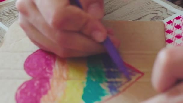Pridedag 2020 Honan Ritar Regnbågsflagga Kartongen Förberedelseplakat Med Regnbågsmålning För — Stockvideo