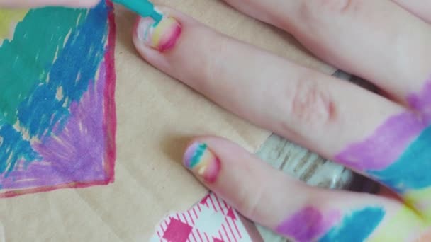 Een Trotse Dag Een Vrouw Die Een Regenboogvlag Haar Nagels — Stockvideo